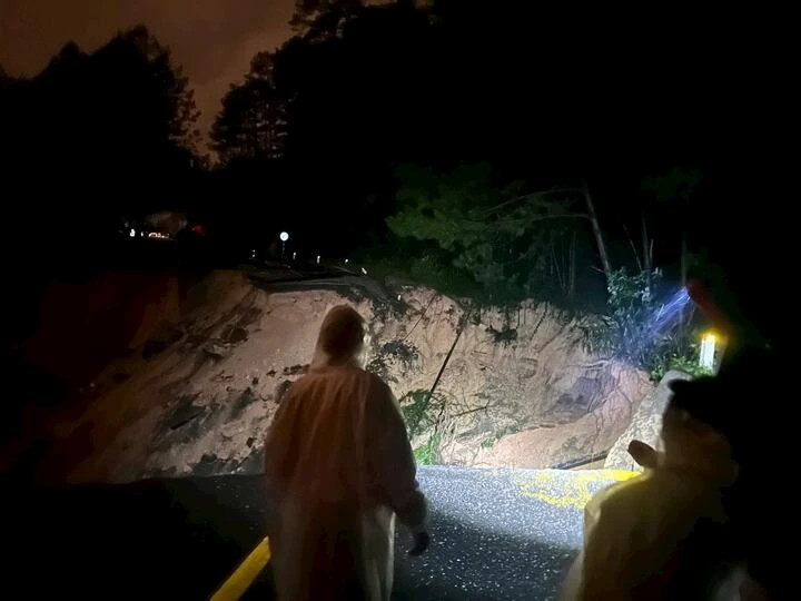 Sụt lún trên đèo Mimosa tạo thành hố sâu và rộng, chia tách toàn bộ mặt đường đèo