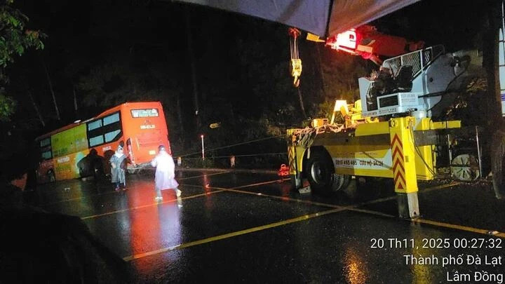 Chiếc xe khách 45 chỗ dừng ngay trước khu vực sụt lún trên đèo Mimosa.