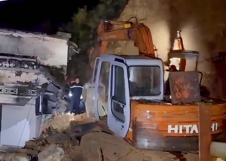 Lực lượng chức năng đào bới đất đá tìm kiếm bé gái 8 tuổi bị mắc kẹt sau vụ sạt lở.