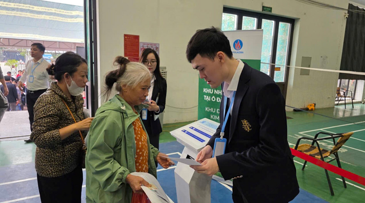 Chủ đầu tư hướng dẫn người dân nộp hồ sơ.