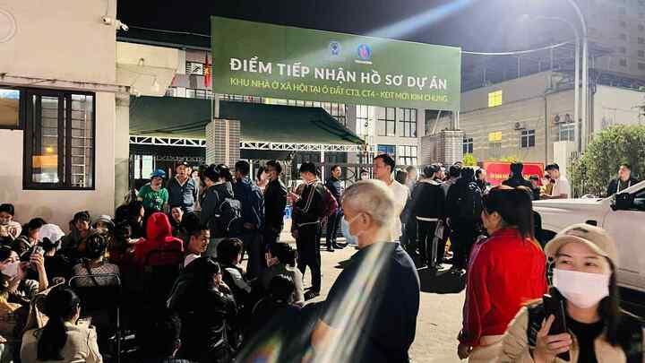 Nhiều người dân thức xuyên đêm để chờ nộp hồ sơ mua nhà ở xã hội Kim Chung. (Ảnh: Thảo Phương).
