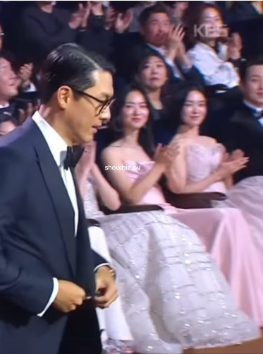 Khoảnh khắc Song Hye Kyo nhìn tình cũ Hyun Bin tại Rồng xanh 2025 gây sốt