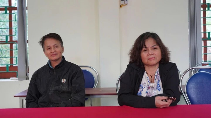 Công an làm việc với bà Nguyễn Thị Bích Hằng và ông Nguyễn Ngọc Thành. (Ảnh: Công an Thái Nguyên).