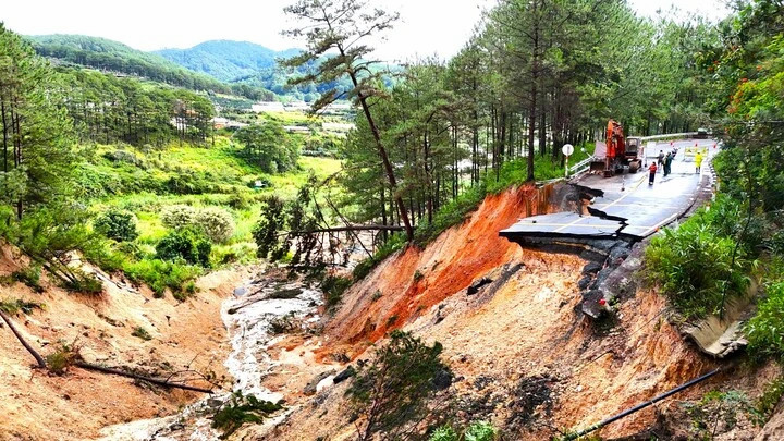 Vụ sạt lở trên đèo Mimosa ở Lâm Đồng khiến đất đá, cây cối đổ ập xuống vực sâu, giao thông chia cắt hoàn toàn.