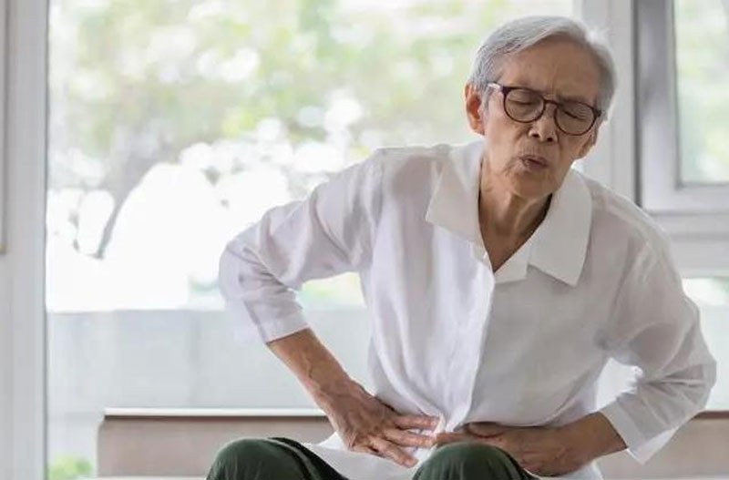 Người đàn ông 62 tuổi qua đời vì ung thư ruột Lý do đến từ 3 thói quen thường ngày