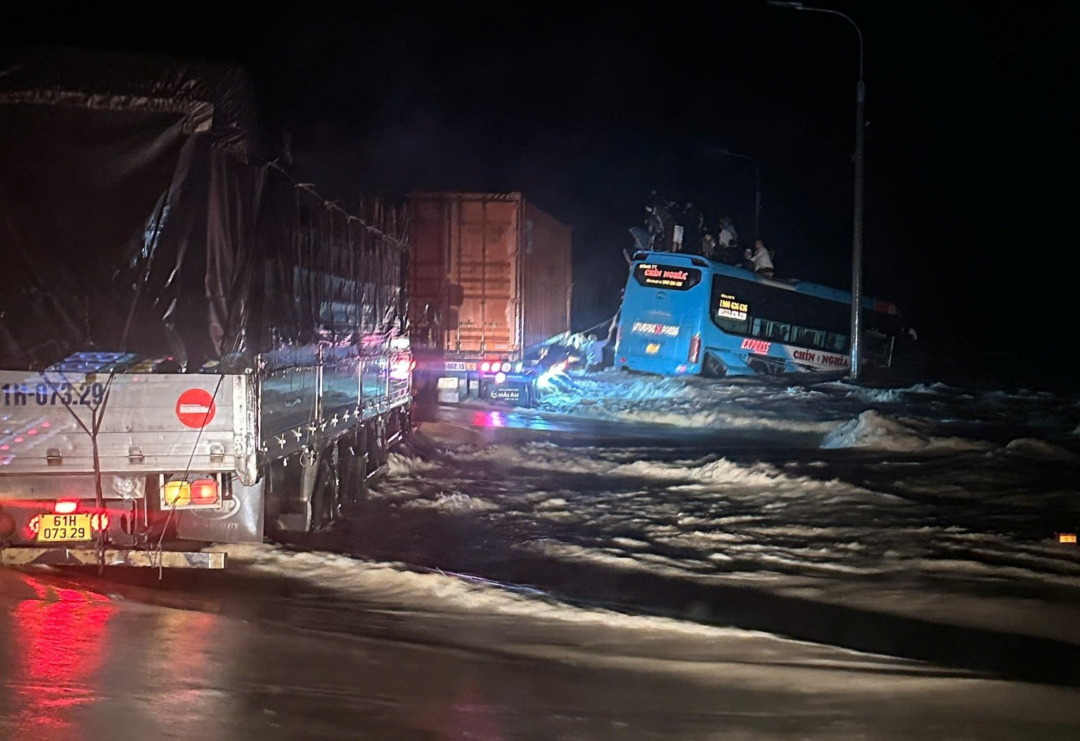 Chia sẻ giữa đêm gây chú ý của Midu