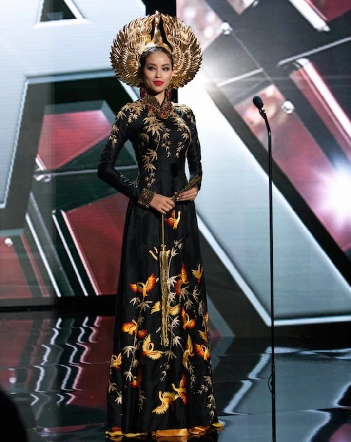 Ngoài những trang phục đầu tư kỹ lưỡng, không ít người đẹp cũng chọn áo dài để xuất hiện tại đấu trường sắc đẹp này. Năm 2015, Phạm Hương khoác lên mình chiếc áo dài đen, với họa tiết tre, trúc, chim hạc. Chiếc mấn hình chim hạc được mạ vàng nguyên chất cũng là điểm nhấn giúp nàng hậu ghi điểm khi trình diễn trên sân khấu.