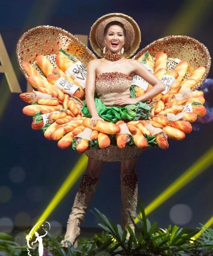Năm 2018, H'Hen Niê làm dậy sóng với trang phục dân tộc “Bánh mì”. Bộ trang phục của nàng hậu sinh năm 1992 khi đó gây tiếng vang trên truyền thông quốc tế và được báo Mỹ khen ngợi. Đây cũng là một điểm cộng giúp H'Hen Niê lọt vào top 5 chung cuộc.