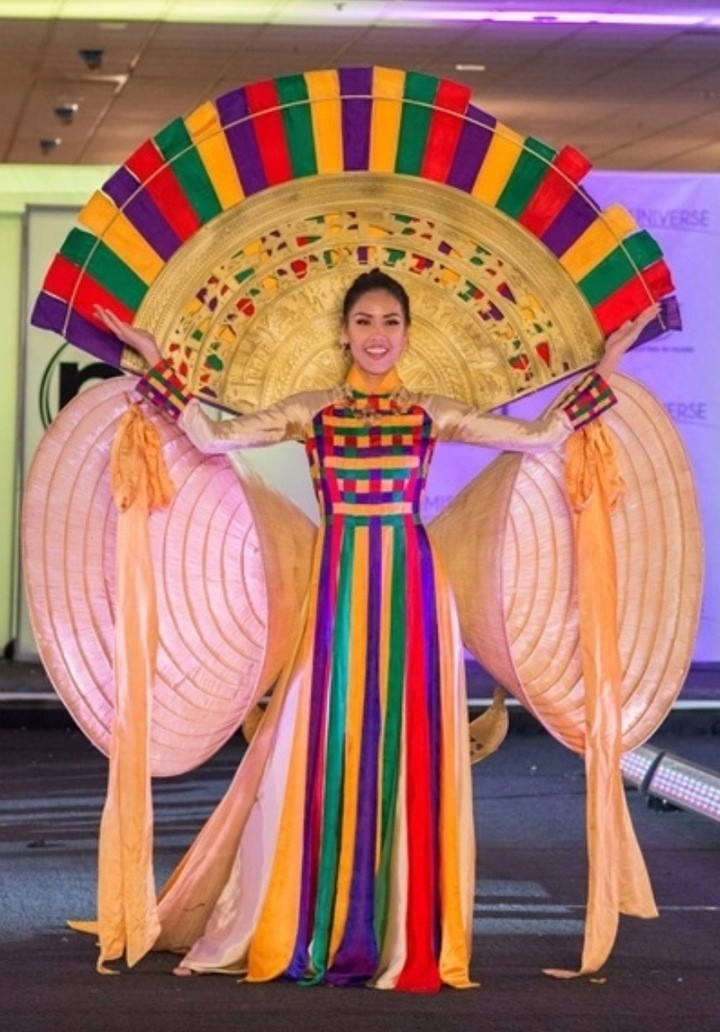 Năm 2017, Nguyễn Thị Loan chọn thiết kế áo dài có tên