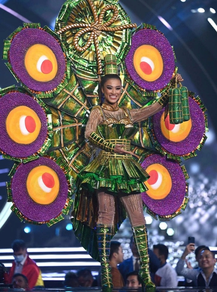 Tại Miss Universe lần thứ 70, Á hậu Kim Duyên mang theo trang phục dân tộc lấy cảm hứng từ món bánh Tét truyền thống. Thiết kế nhận được nhiều bàn tán của khán giả quốc tế.