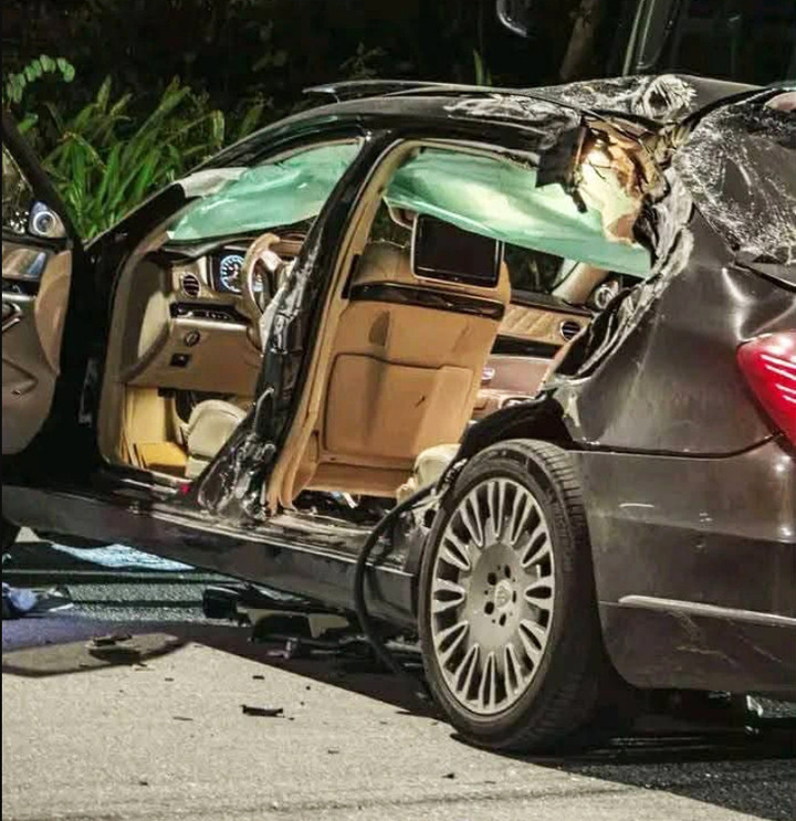 Chiếc Mercedes Maybach hư hỏng nặng sau cú đâm mạnh vào xe khách.