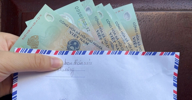 Mở chiếc phong bì viếng cha, các con lặng người khi đọc mẩu giấy bên trong插图1