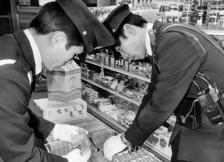 Cảnh sát tìm những gói kẹo được cho là tẩm xyanua. (Nguồn: Asahi)