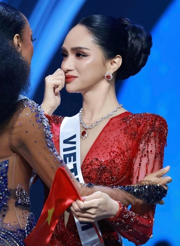 Hương Giang bật khóc trên sân khấu chung kết.