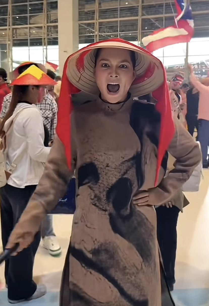 Hình ảnh gây chú ý Phạm Thoại cổ vũ cho Hương Giang phát ngôn chấn động