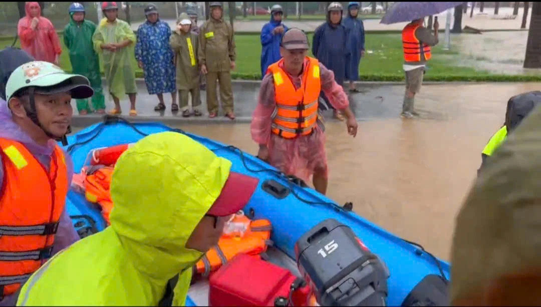 Khi tình người cao hơn mực nước lũ - 4