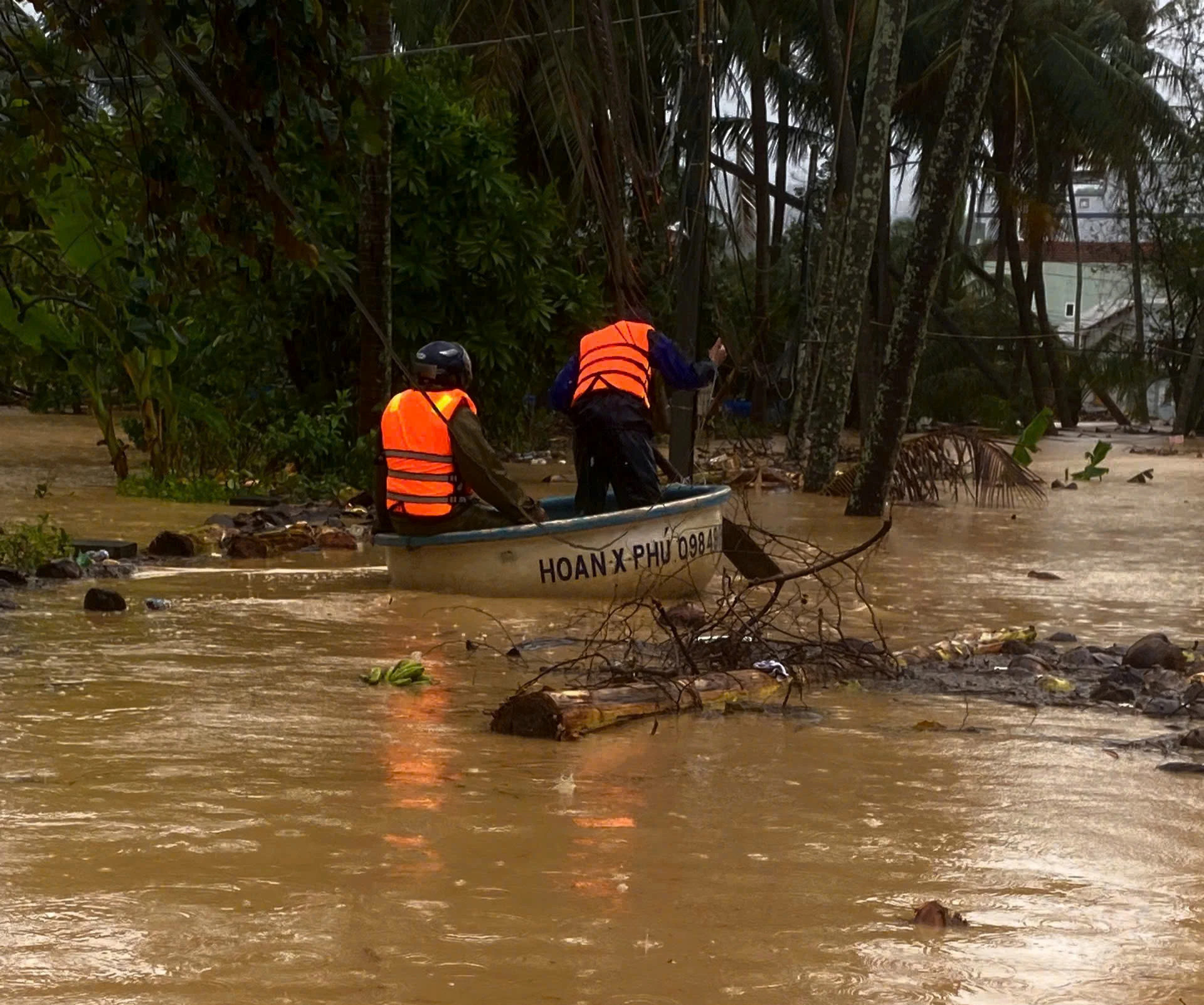 Khi tình người cao hơn mực nước lũ - 3