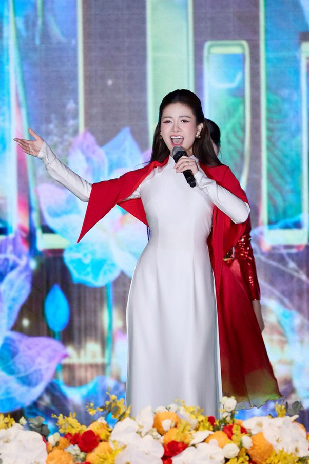 Nữ ca sĩ xinh đẹp là giảng viên thanh nhạc đắt show nhất Việt Nam - Ảnh 2.