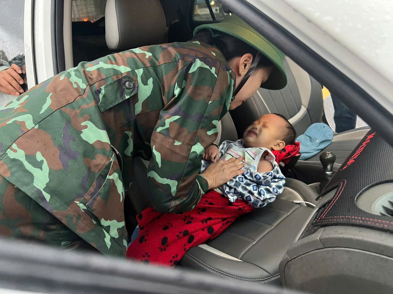 Tổ quân y kịp thời sơ cứu ban đầu cứu sống trẻ bị rơi xuống nước.jpg