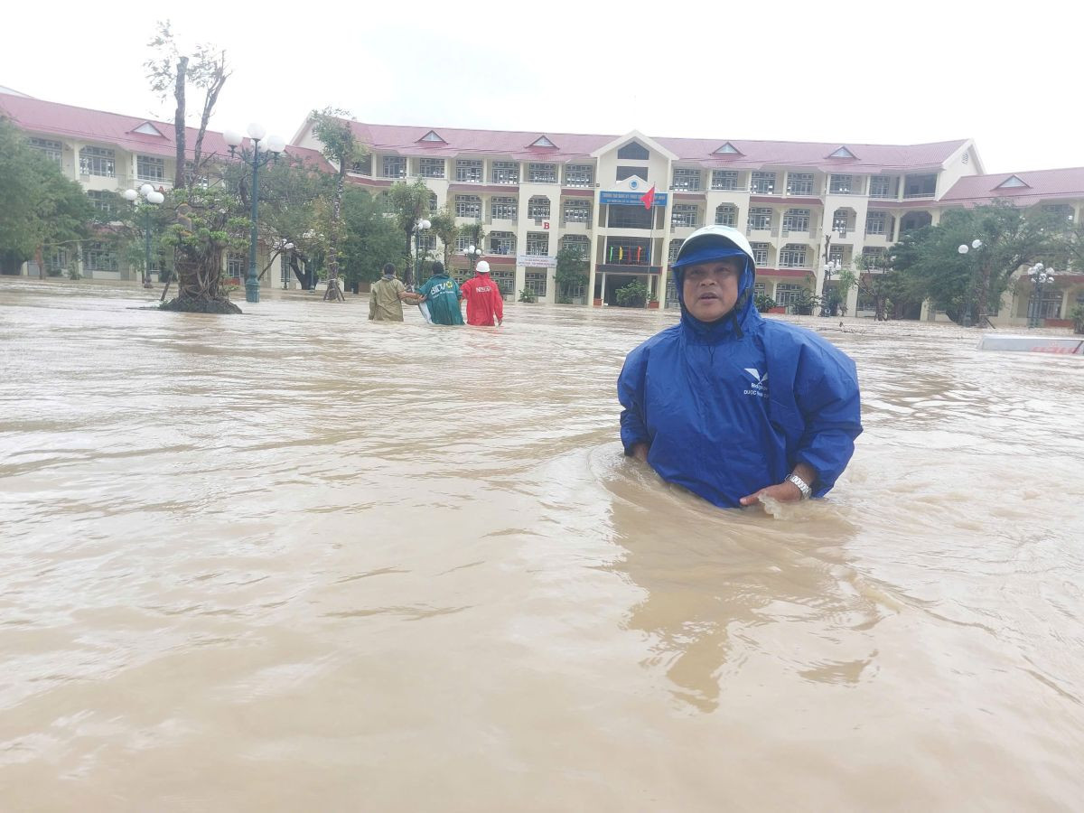 thay hieu truong cuu tro.jpg