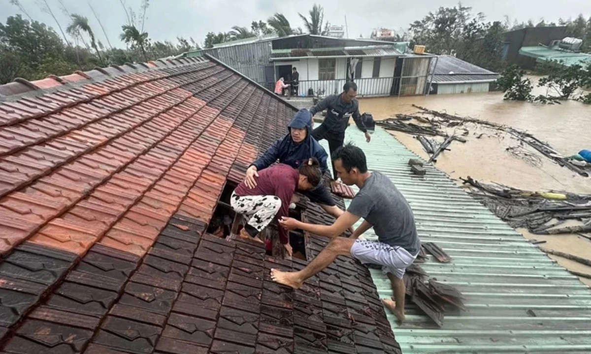 Người dân Quy Nhơn được đội cứu hộ dỡ mái nhà cứu ra ngoài.