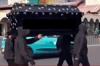 Sắp xét xử nhóm người khiêng quan tài diễu phố trước chợ Bến Thành插图1 Sắp xét xử nhóm người khiêng quan tài diễu phố trước chợ Bến Thành插图1