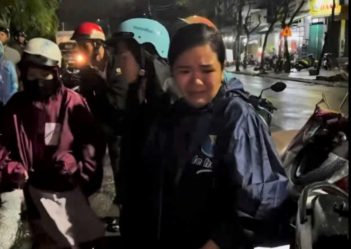 Hình ảnh người phụ nữ bán cá đứng khóc nức nở giữa đường Lê Thanh Nghị (phường Quy Nhơn, tỉnh Gia Lai). (Ảnh cắt từ clip)