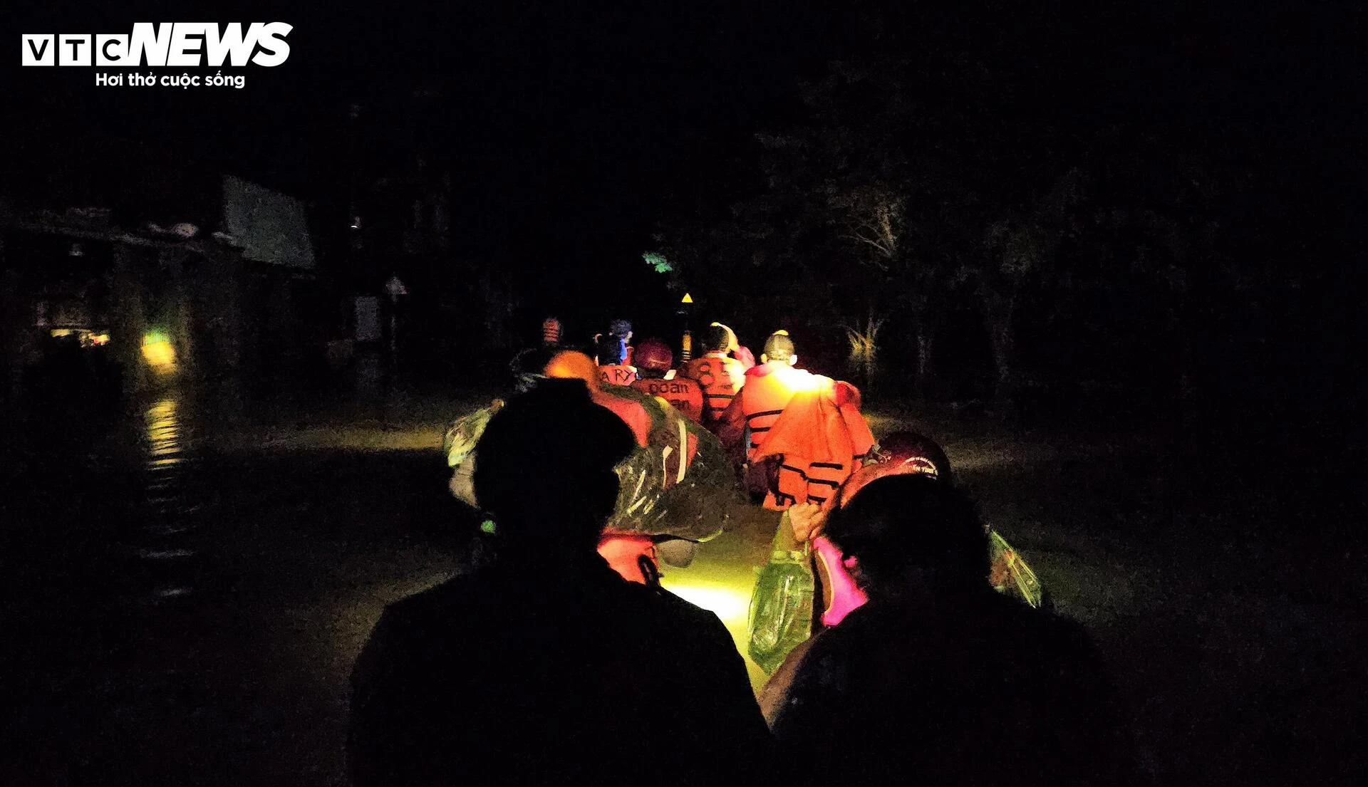 72 giờ sinh tử ở Hòa Thịnh: Những chuyện ám ảnh nơi rốn lũ - 2