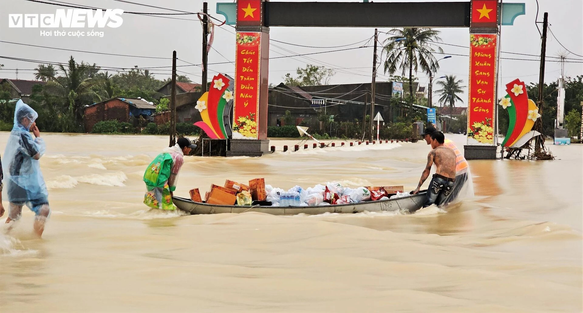 72 giờ sinh tử ở Hòa Thịnh: Những chuyện ám ảnh nơi rốn lũ - 1