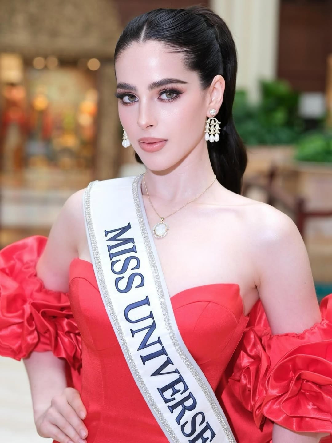 Loạt ảnh lần đầu công bố của tân Miss Universe 2025 và gia đình quyền lực sau khi đăng quang