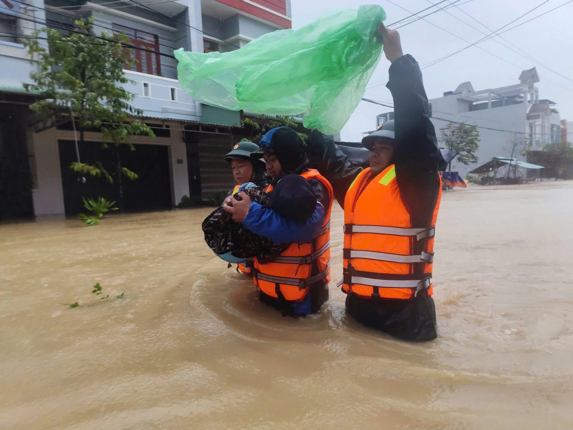 ‘Lũ rút rồi, nhưng tôi không còn mẹ’ - 3