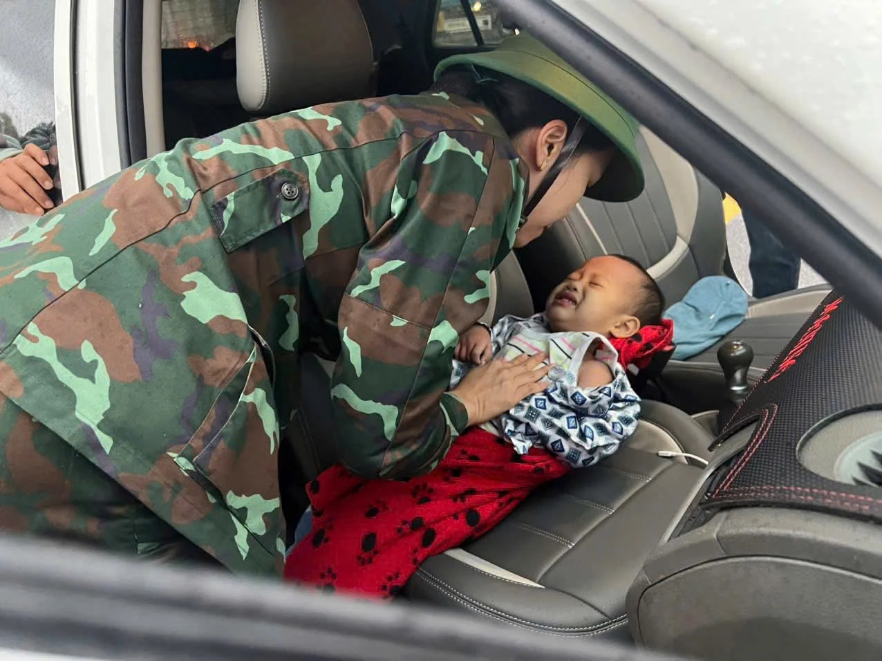 ‘Lũ rút rồi, nhưng tôi không còn mẹ’ - 4