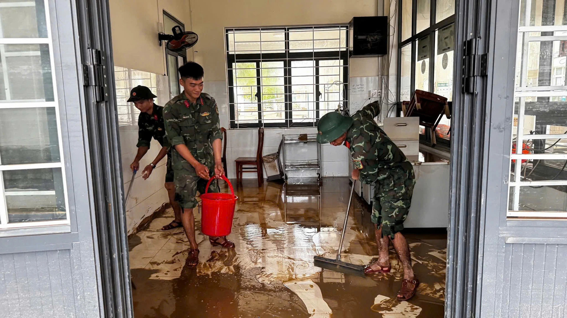 ‘Lũ rút rồi, nhưng tôi không còn mẹ’ - 6