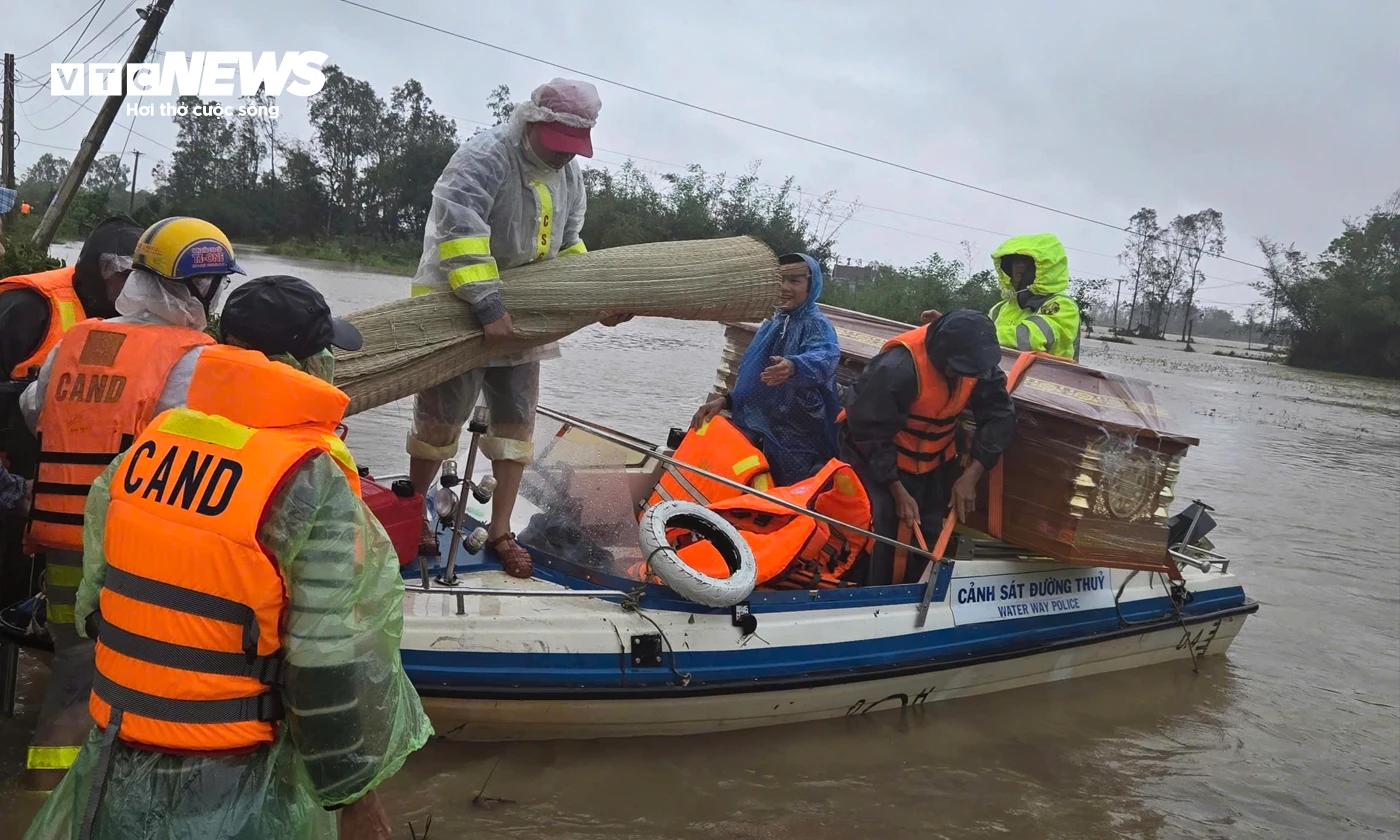 CSGT Đắk Lắk vượt lũ mang quan tài giúp lo hậu sự cho cháu bé 12 tuổi.