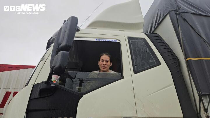 Vợ chồng chị Ngát bị kẹt nhiều ngày giữa dòng xe nối dài trên Quốc lộ 1.