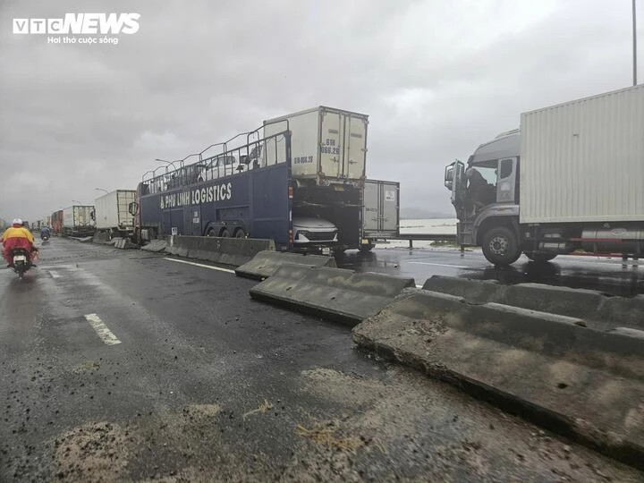 Hàng dài xe tải, xe khách và container nằm bất động nhiều ngày trên Quốc lộ 1 qua tỉnh Đắk Lắk do mưa lũ chia cắt.
