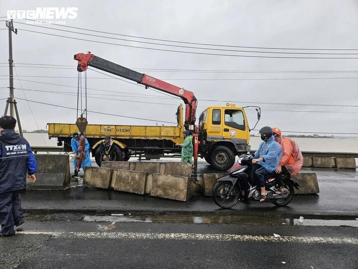 Nhiều taluy tiếp tục đổ xuống, gây mất an toàn, lực lượng chức năng phải cảnh báo, phân luồng giao thông 24/24 giờ.