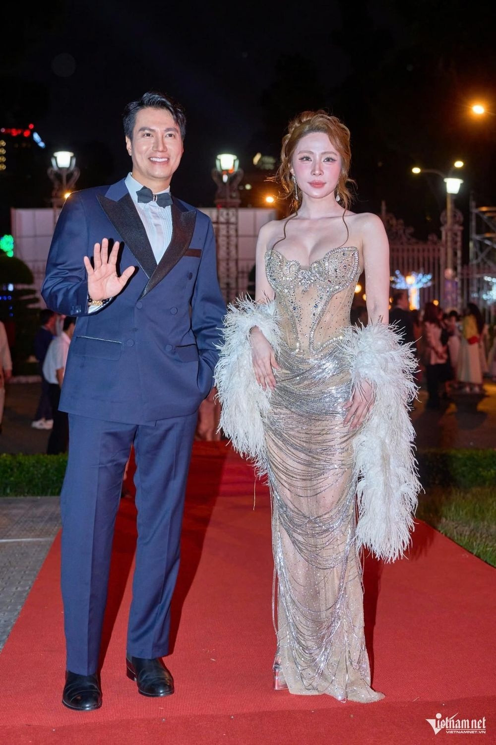 Việt Anh tình tứ bên Quỳnh Nga sải bước trên thảm đỏ