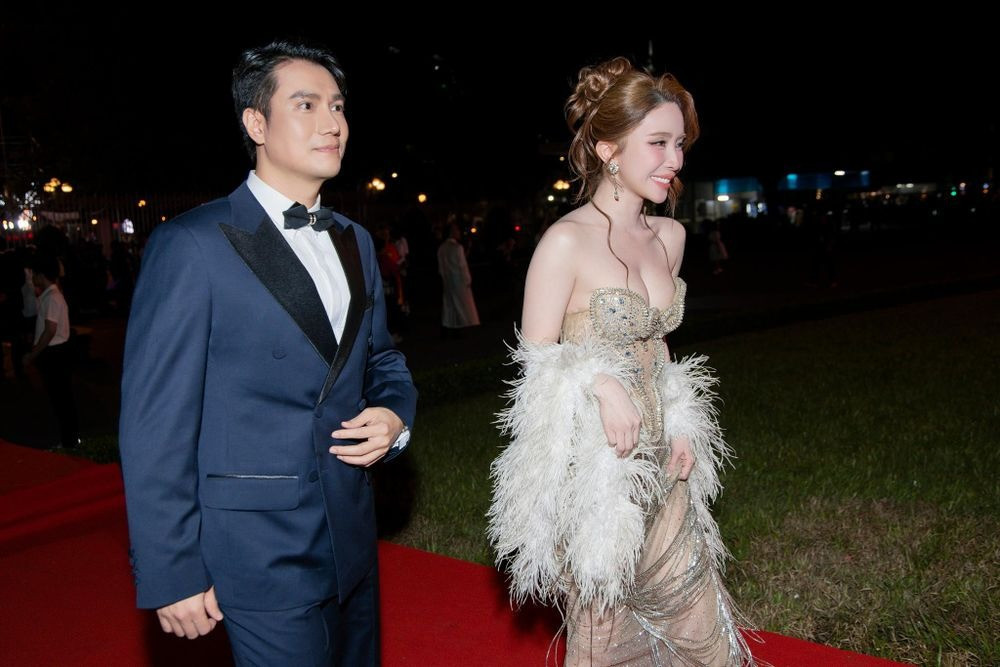Việt Anh tình tứ bên Quỳnh Nga sải bước trên thảm đỏ