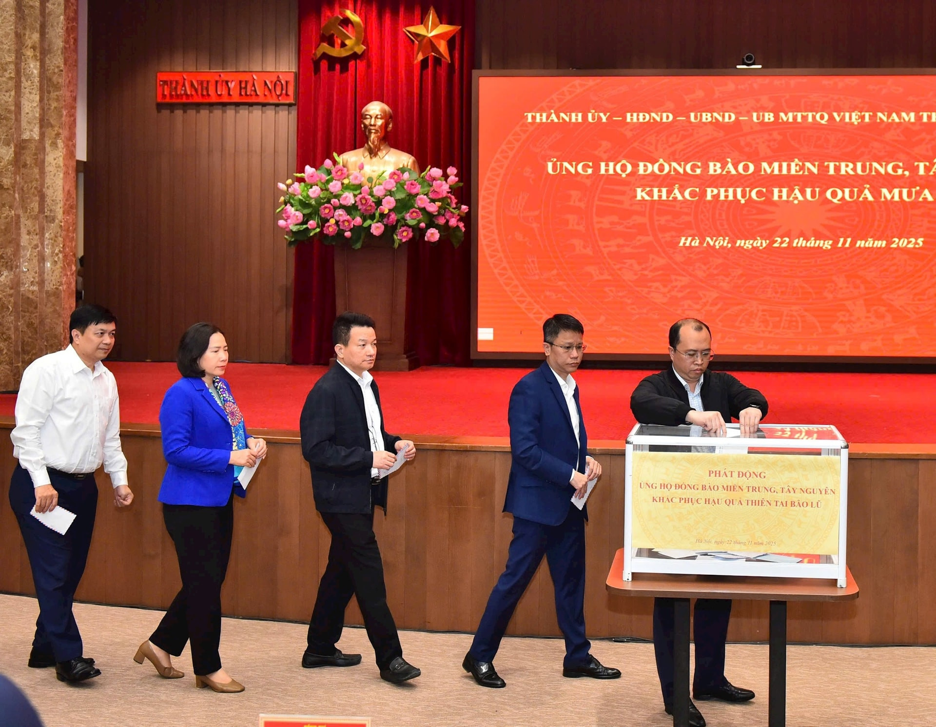 Cán bộ và nhân dân Thủ đô ủng hộ đồng bào miền Trung, Tây Nguyên khắc phục hậu quả mưa lũ- Ảnh 3.