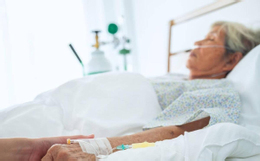 Có lương hưu nhưng vẫn lao lực làm thêm vì con: Nằm viện 20 ngày khiến cụ bà tỉnh ngộ - Ảnh 1.