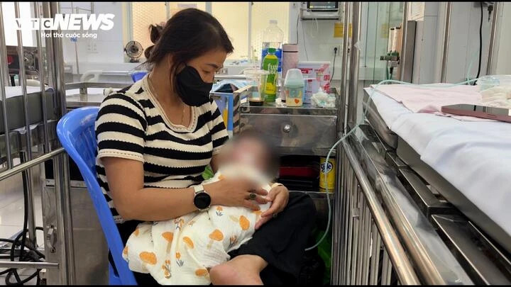 Nhiều phụ huynh còn chủ quan đưa trẻ nhập viện trễ.