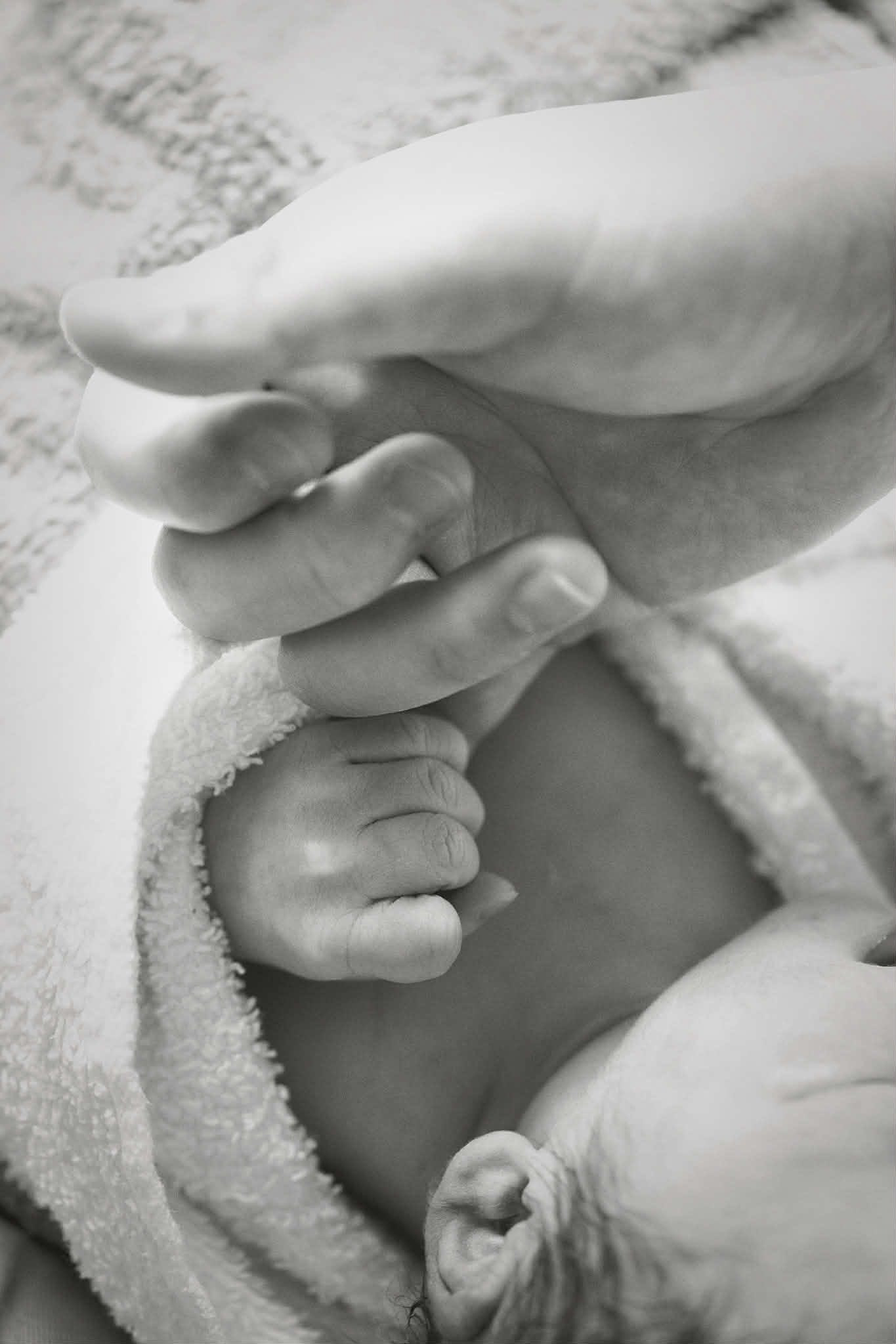 Hoa hậu đình đám Vbiz sinh con sau khi kết hôn lần 3 với ông xã kém tuổi