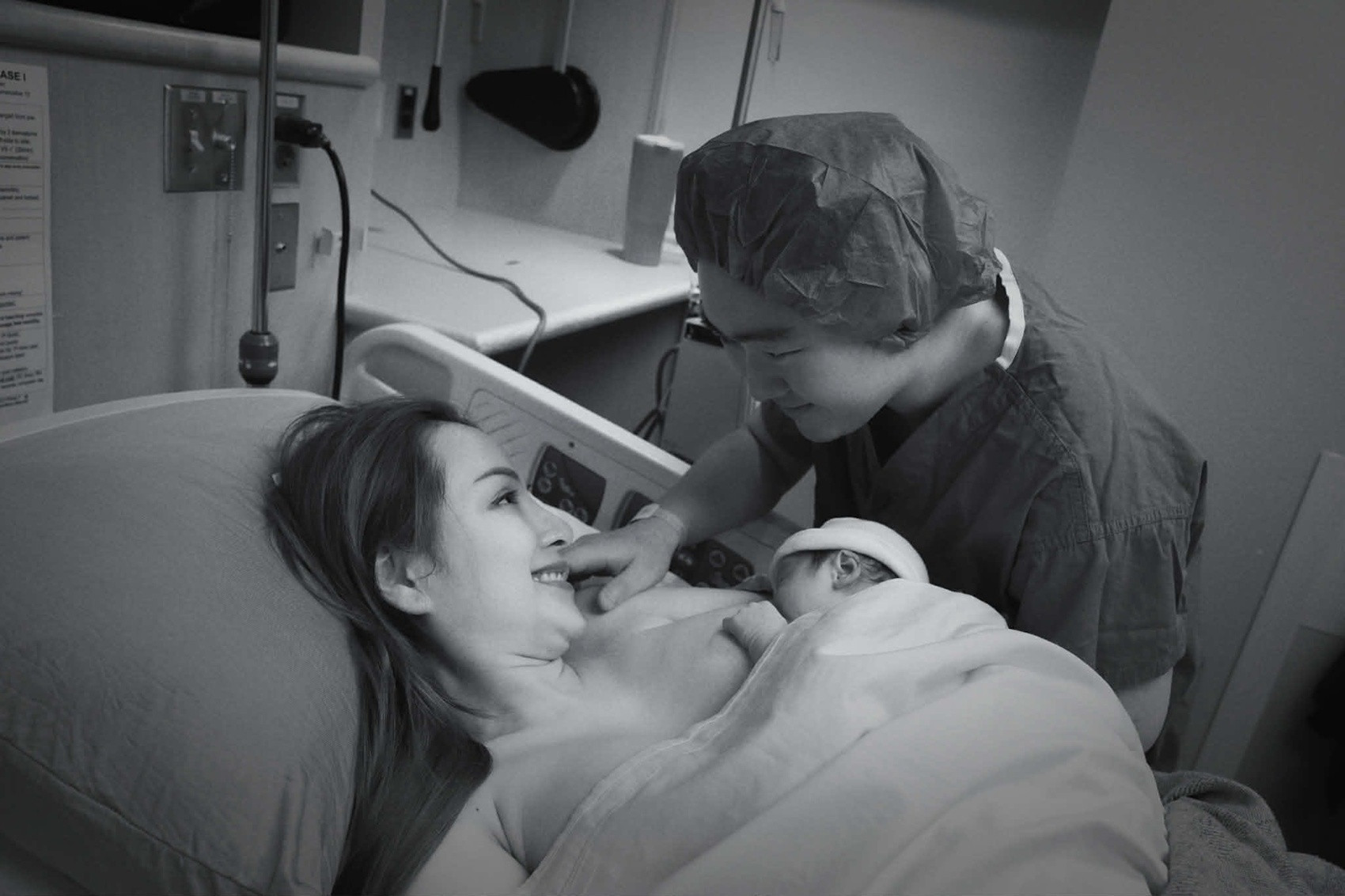 Hoa hậu đình đám Vbiz sinh con sau khi kết hôn lần 3 với ông xã kém tuổi