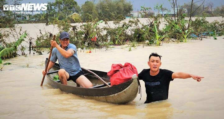 Mưa lũ lịch sử ở miền Trung-Tây Nguyên khiến 102 người chết và mất tích, hơn 13.000 tỉ đồng thiệt hại. (Ảnh: Nguyễn Gia)