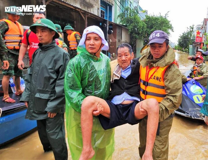 Lực lượng chức năng tỉnh Gia Lai đưa người dân đến nơi an toàn. (Ảnh: Nguyễn Gia)
