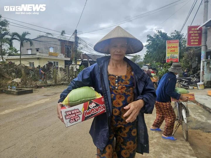 Bà Nguyễn Thị Nga (60 tuổi, xã Tuy An Đông) cho biết, cả đời chưa bao giờ thấy trận lụt nào lên nhanh như vậy.