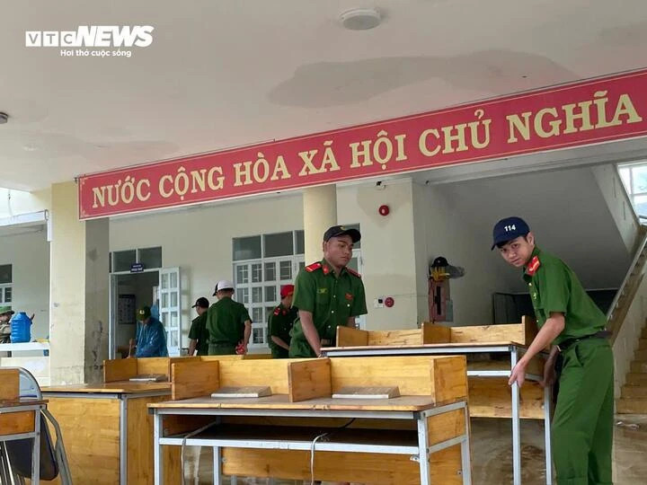 Không khí khẩn trương, ai nấy đều mong muốn sớm gượng dậy sau trận lũ dữ vừa qua.