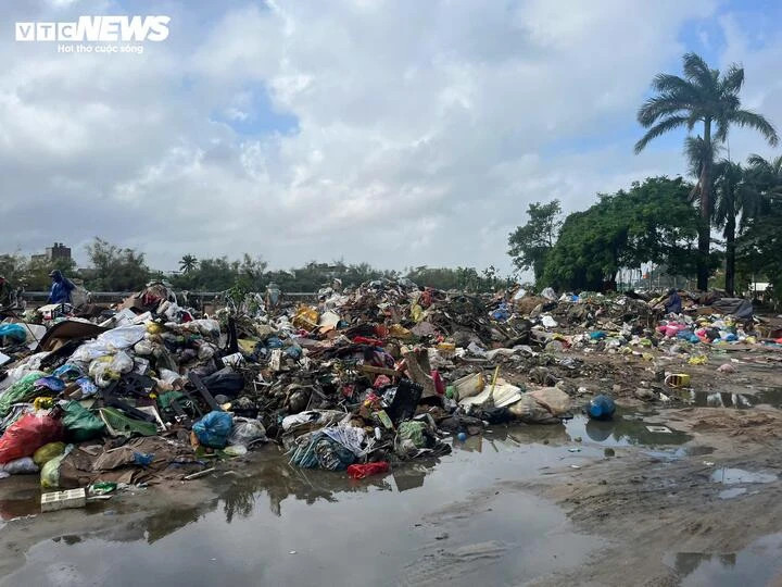 Đường bờ kè Bạch Đằng, rác chất thành đống.