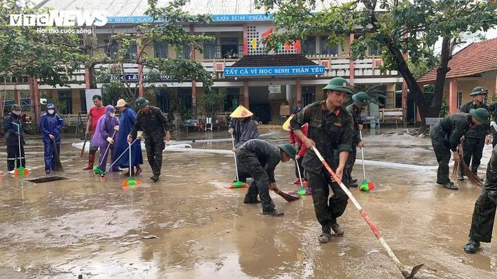 Tại xã An Ninh Đông, dù mệt mỏi khi vừa trải qua trận lũ lịch sử nhưng ai nấy cũng nhanh chóng bắt tay vào dọn dẹp để học sinh sớm được trở lại trường.